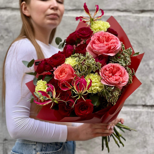 Яскравий букет з глоріозою «Великодня крашанка»