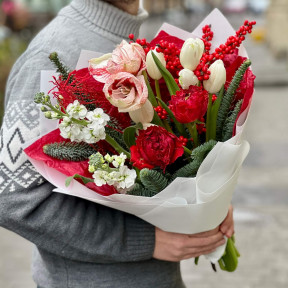 Яскравий зимовий букет з амарилісом та нобілісом «Свято близько!»