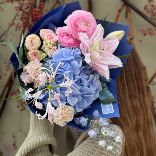 Light bouquet with fragrant lilies «Quartz and Sapphire»