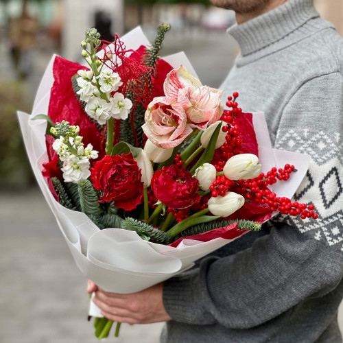 Яскравий зимовий букет з амарилісом та нобілісом «Свято близько!»