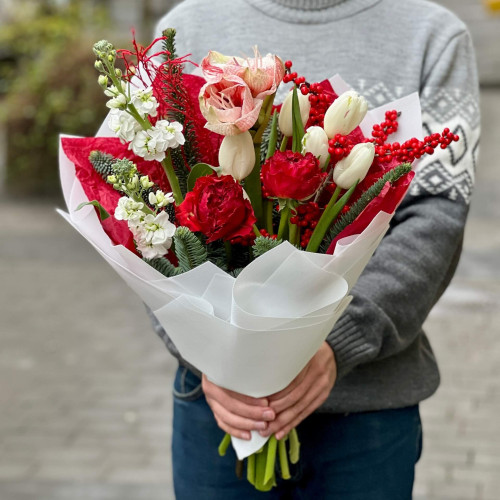 Яскравий зимовий букет з амарилісом та нобілісом «Свято близько!»