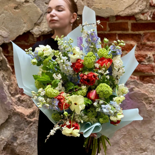 Неймовірний букет з французькими тюльпанами та дельфініумом «Весна в Провансі»