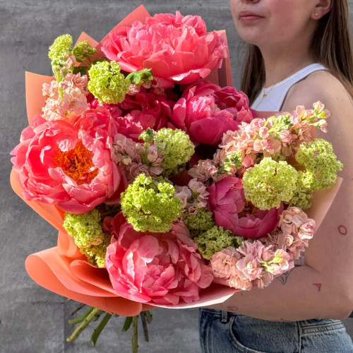 Яскравий букет з півоніями Coral Charm «Кораловий блиск»