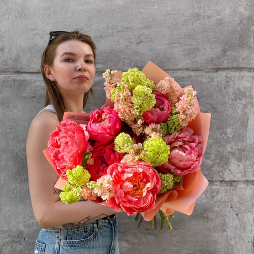 Яскравий букет з півоніями Coral Charm «Кораловий блиск»