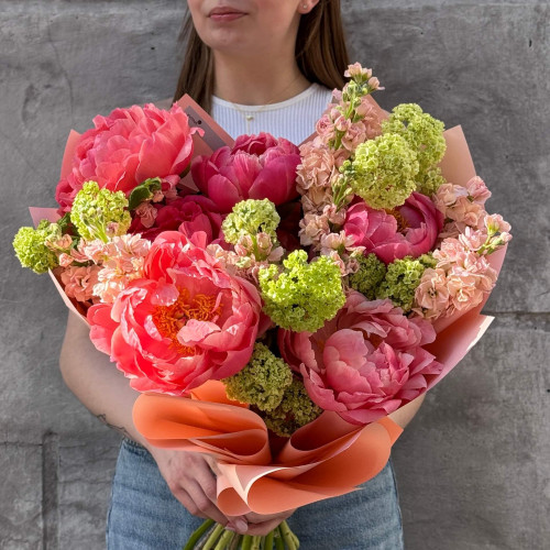 Яскравий букет з півоніями Coral Charm «Кораловий блиск»