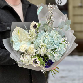 Світлий букет з антуріумом та анемонами «Небесна посмішка»