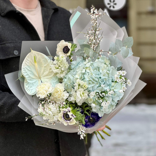 Світлий букет з антуріумом та анемонами «Небесна посмішка»