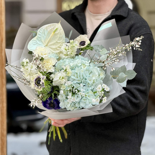 Світлий букет з антуріумом та анемонами «Небесна посмішка»