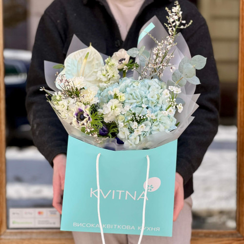 Світлий букет з антуріумом та анемонами «Небесна посмішка»