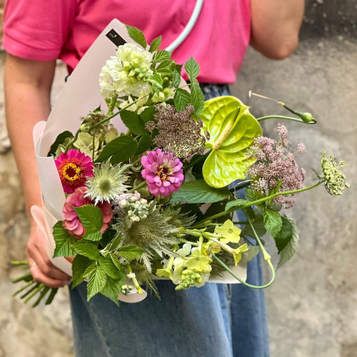 Кольоровий букет з цинією «Літній дощик»