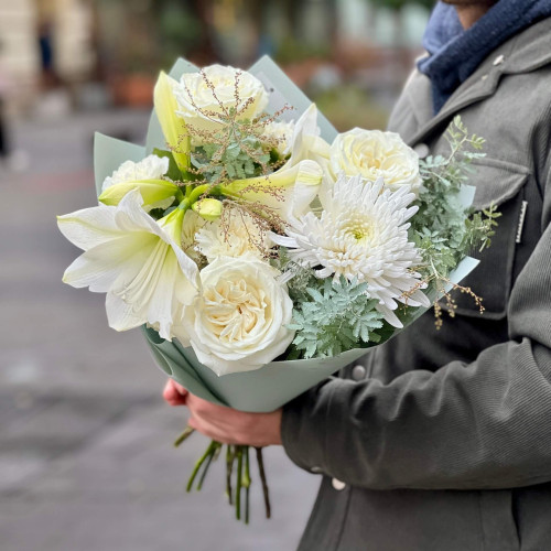 Світлий букет з амарилісом «Морозний день»