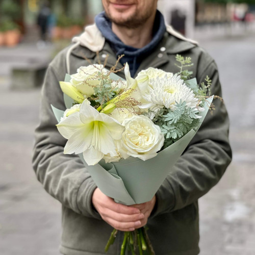 Світлий букет з амарилісом «Морозний день»