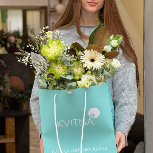 Біло-зелений букет із цікавими трояндами та ранункулюсами та ніжною еустомою «Зелені хвильки»