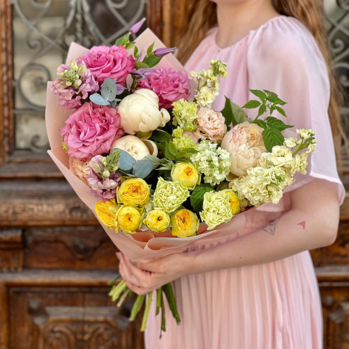 Барвистий букет з піоновидними трояндами «Акварельний світанок»
