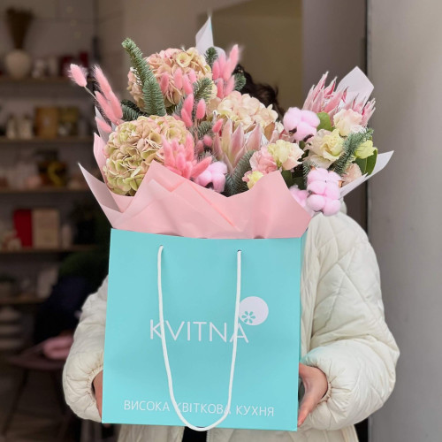 Ніжно-рожевий букет із гортензією та королівською протеєю «Її рожеві щічки»