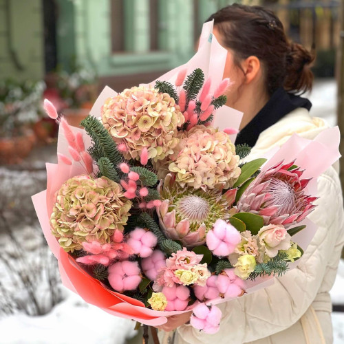 Ніжно-рожевий букет із гортензією та королівською протеєю «Її рожеві щічки»