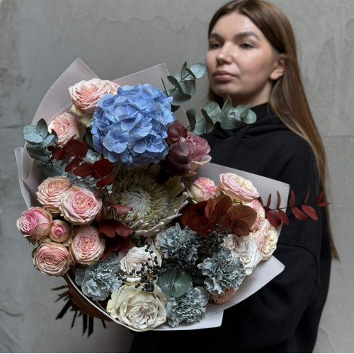 Цікавий букет з протеєю «Морозна розкіш»