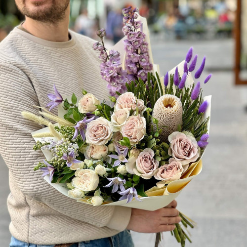 Пастельний букет з екзотичною банксією «Лавандовий шторм»
