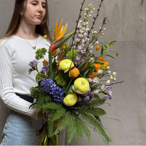 Весняний барвистий екзотичний букет «Нестримна енергія»