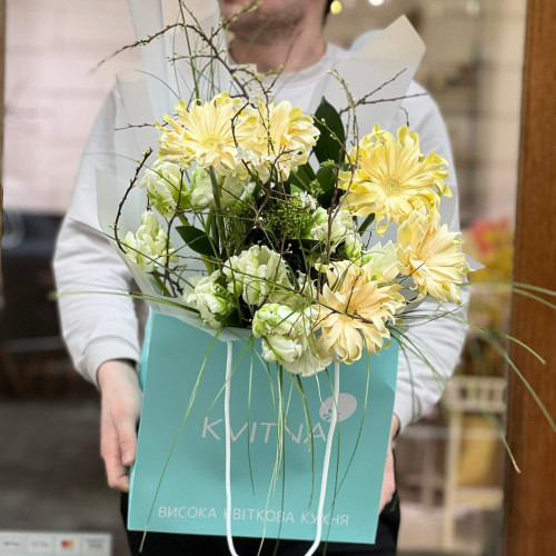 Цікавий зелено-вершковий букет «Душа лісу»