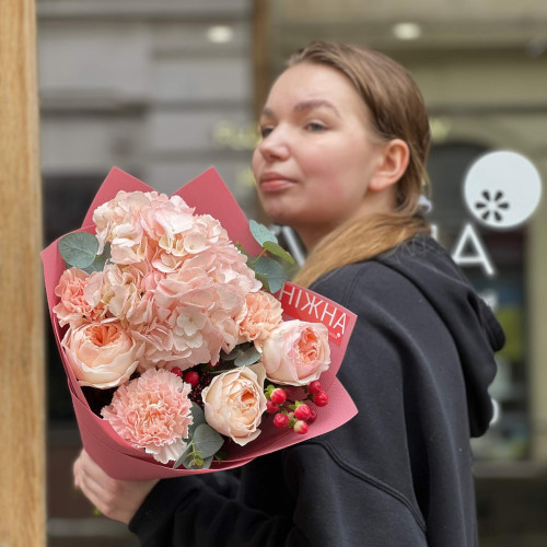 Delicate bouquet with hydrangea «Peach Dreams»