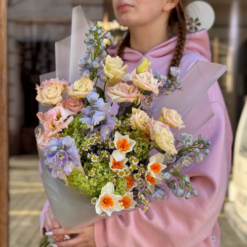 Весняний польовий букет із запашними нарцисами «Ароматна прогулянка»