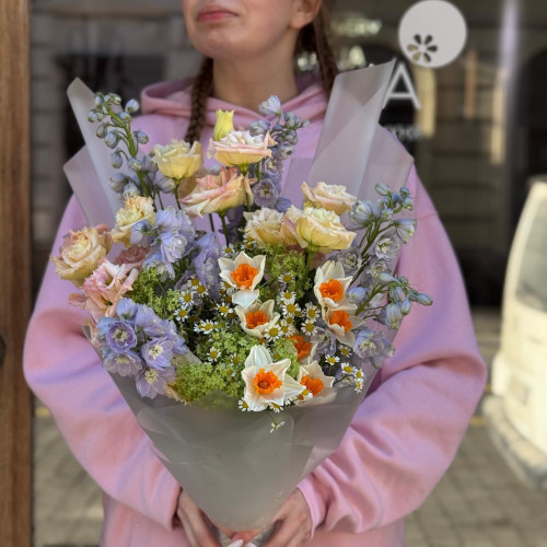 Весняний польовий букет із запашними нарцисами «Ароматна прогулянка»