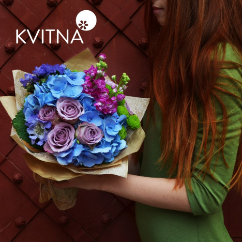 Букет «Кольори» із голубою скабіозою