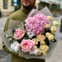 Ніжний ароматний букет з піоновидною трояндою, гортензією та геністою «Абрикосова зефірка»