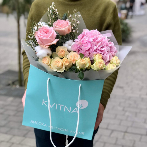 Ніжний ароматний букет з піоновидною трояндою, гортензією та геністою «Абрикосова зефірка»