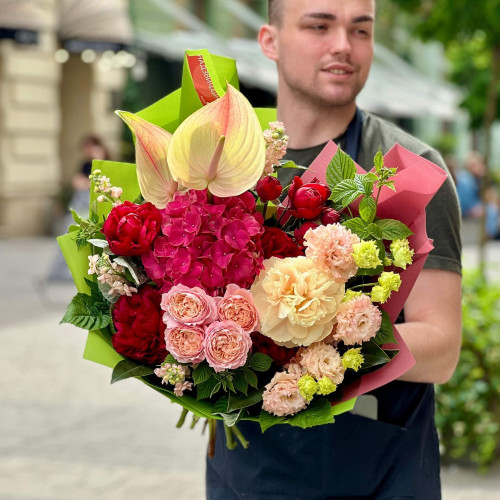 Яскравий букет з антуріумом та гортензією «Пʼянка вишня»