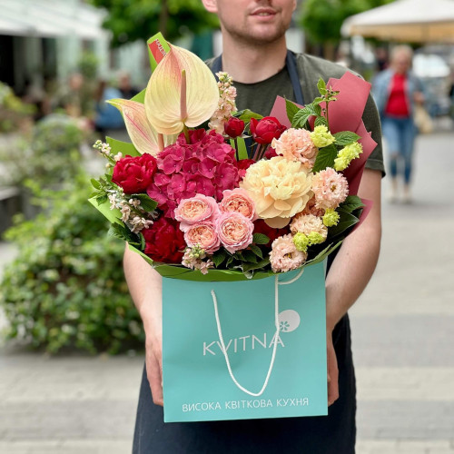 Яскравий букет з антуріумом та гортензією «Пʼянка вишня»