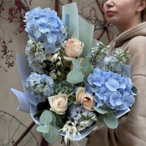 Ніжний вишуканий букет з гортензіями «Морозна мрія»