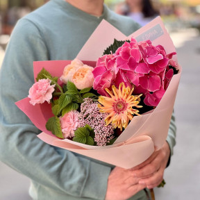 Яскравий букет з гортензіями та герберами «Полунична крапелька»