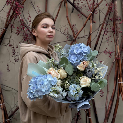 Нежный изысканный букет с гортензиями «Морозная мечта»