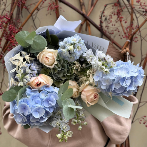 Нежный изысканный букет с гортензиями «Морозная мечта»