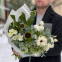 Бело-зелёный букет с ранункулюсами и подсолнухами «Заснеженный для Анны»