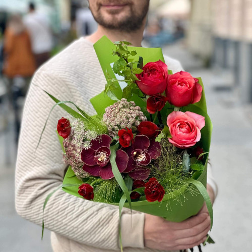 Насичений червоно-зелений букет «Оксамитовий метелик»
