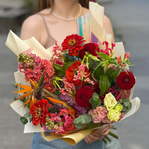 Яскравий букет зі стреліцією «Пристрасна Ольга»