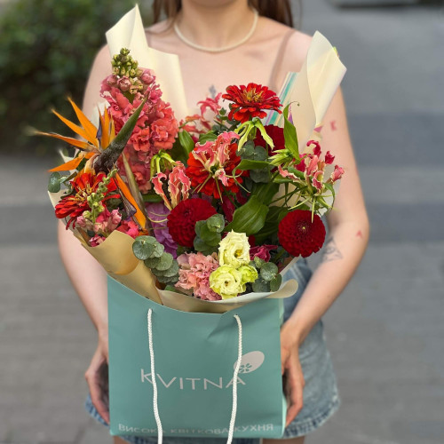 Яскравий букет зі стреліцією «Пристрасна Ольга»