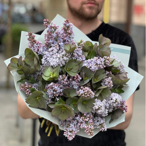 Mysterious fragrant bouquet of lilacs and helleborus «Secret of the Moon»