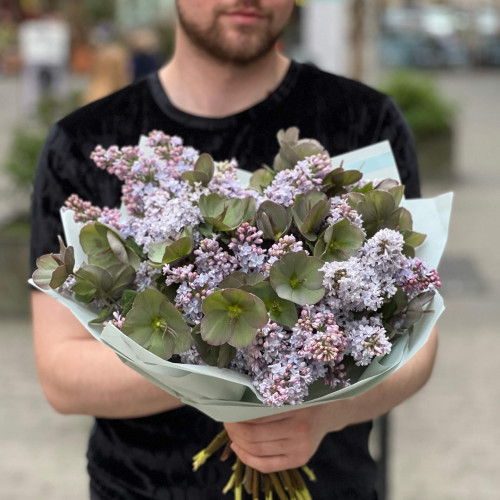 Mysterious fragrant bouquet of lilacs and helleborus «Secret of the Moon»