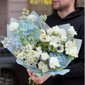 Весняний ароматний букет у біло-блакитних кольорах «Світлі почуття»