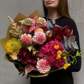 Яскравий букет з гортензією «Прогулянка восени»