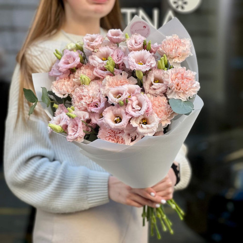 Нежный букет с эустомой и диантусом «Изысканный цветочек»