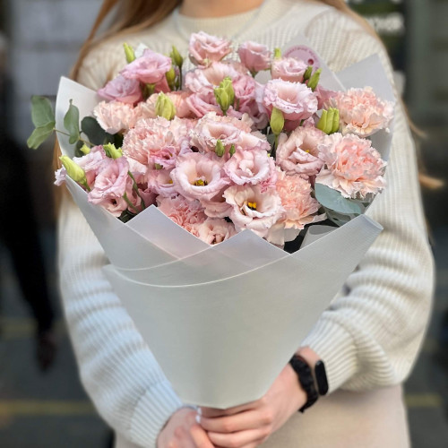 Нежный букет с эустомой и диантусом «Изысканный цветочек»