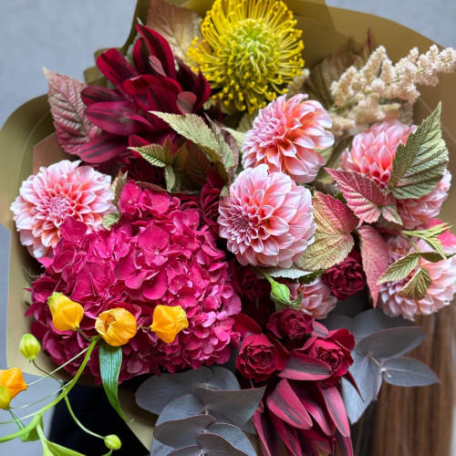 Яскравий букет з гортензією «Прогулянка восени»