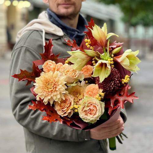Цікавий осінній букет з піоновидними трояндами «Пряний лате»