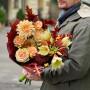 Цікавий осінній букет з піоновидними трояндами «Пряний лате»