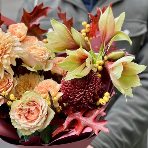 Цікавий осінній букет з піоновидними трояндами «Пряний лате»